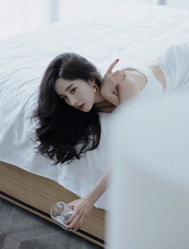 杨幂穿露腰开衩裙秀完美腰线 卷发慵懒温柔