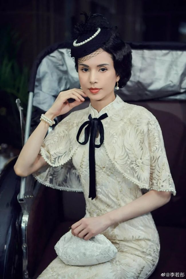 54岁李若彤穿旗袍变“金刚芭比”状态好似少女