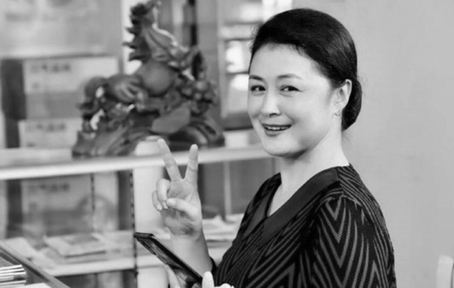 于月仙16年前青涩旧照曝光 长发披肩端庄文静