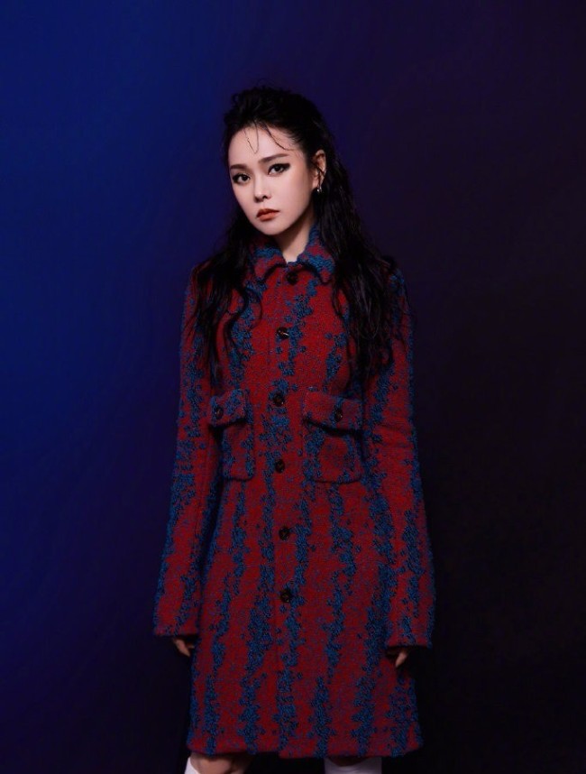 伊能静携手恩利拍母子大片 烟熏眼妆造型前卫大胆