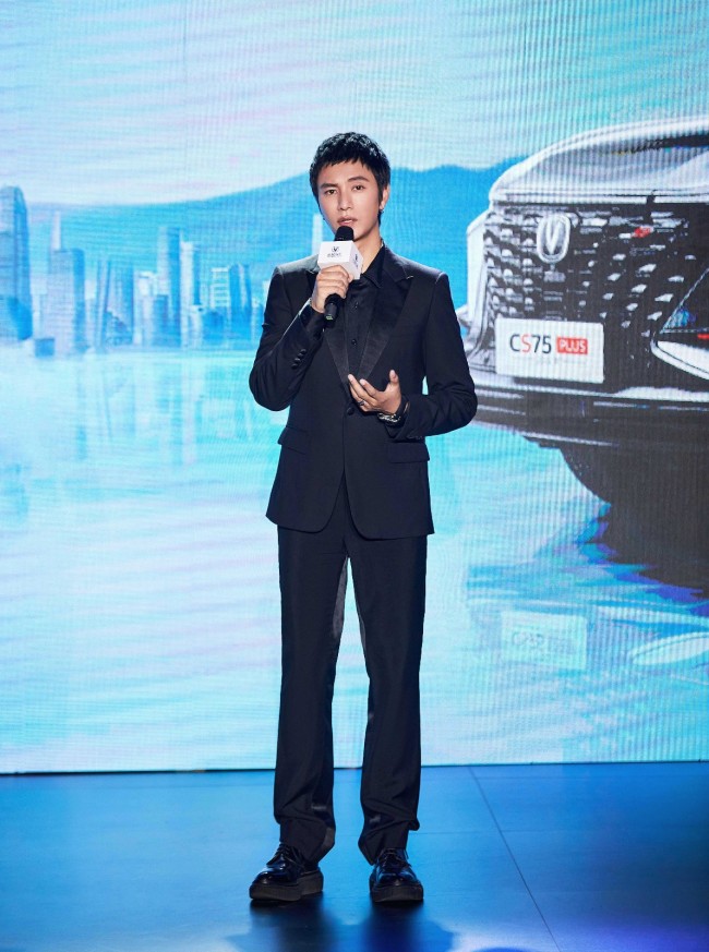 陈坤出席品牌发布会 自我超越不止于前