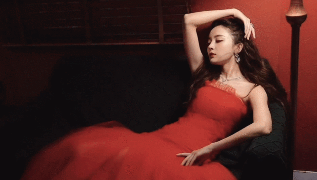 港风美人！娜扎穿抹胸红裙拿玫瑰 明媚动人