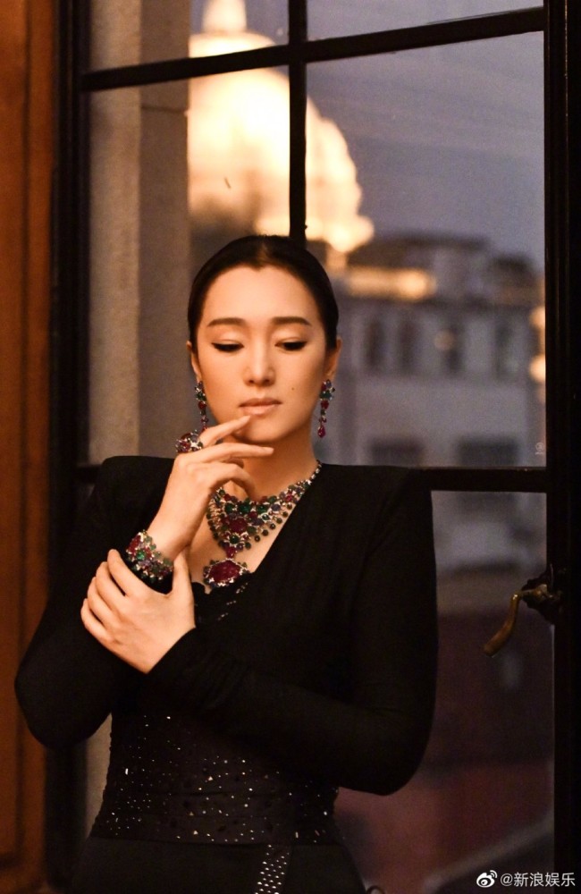 时光不败美人55岁巩俐着黑色晚礼服长裙明艳大方