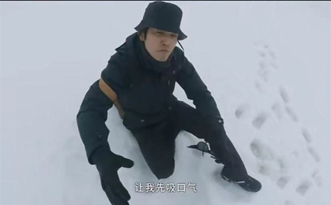 46岁钟汉良重走长征路！零下爬雪山环境艰险，走路手脚并用引泪目