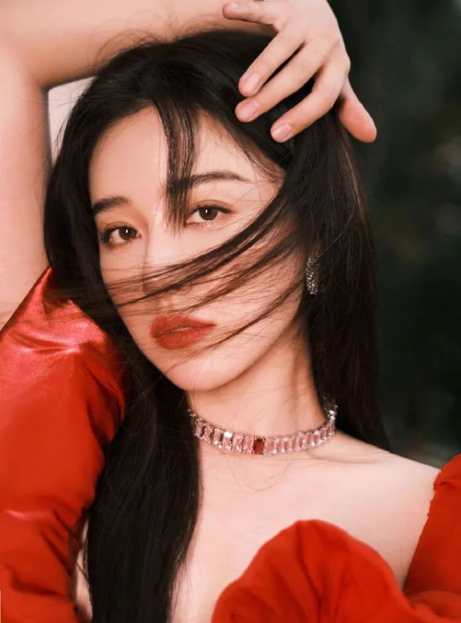 33岁阚清子穿抹胸红裙 肤如凝脂表情魅惑