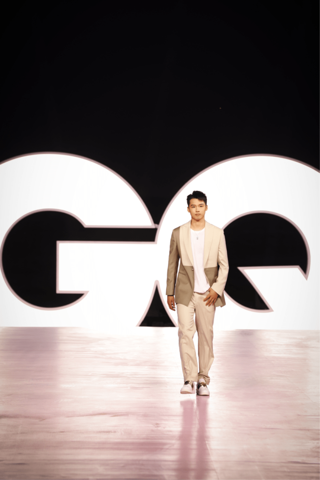 陈艾森出席GQ年度人物盛典 米色拼接西装尽显优雅与朝气 