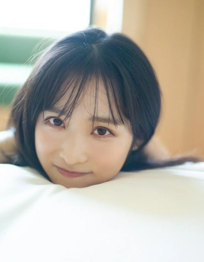 AKB48小栗有以写真集曝光 20岁的玉体横陈