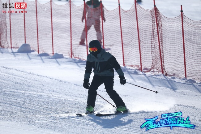 《雪地里撒野的朋友们》秀出“撒野七子”野雪功底 全天高能训练