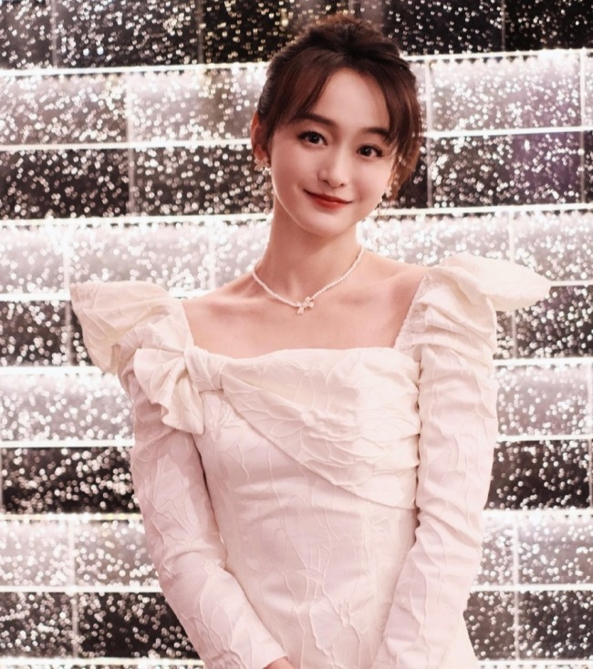 恋情? 何泓姗被拍与小九岁演员吴希泽牵手同游