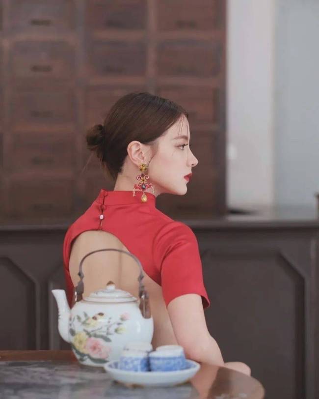 超美！泰国女星红旗袍写真 裸背长腿太惊艳