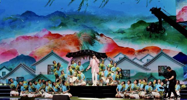 许嵩献唱河南卫视《青春万岁》“五四”节目 一曲《在那不遥远的地方》致青年 