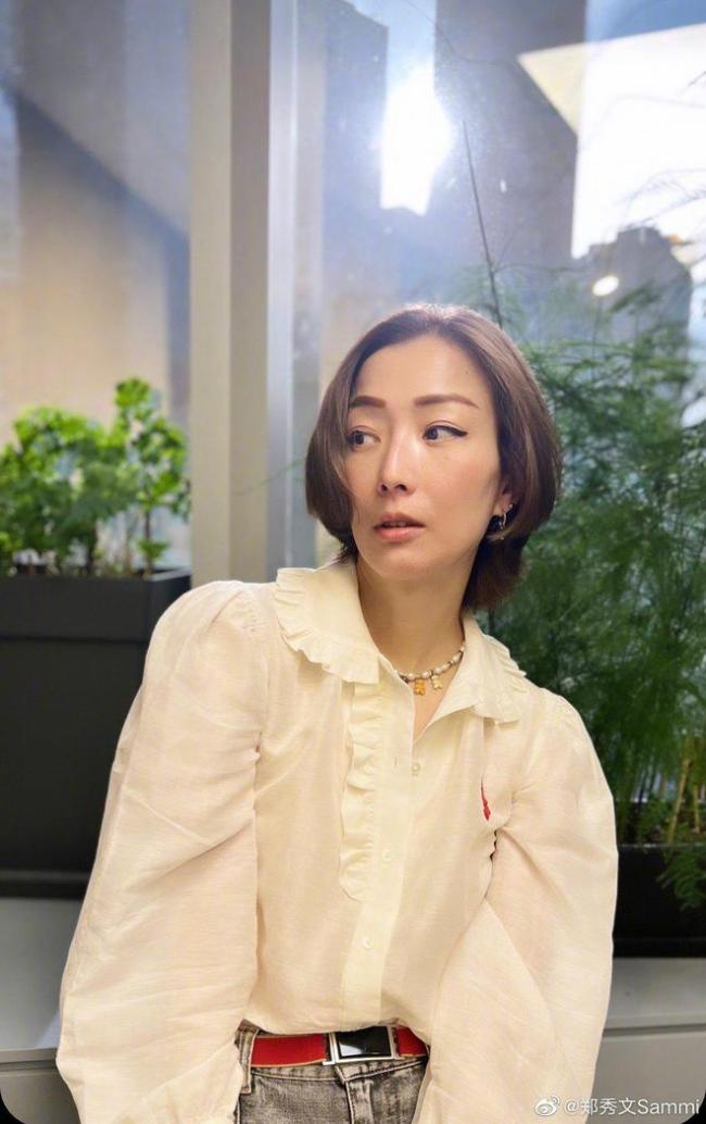 郑秀文演唱会秀身材穿露背装手臂肌肉线条明显