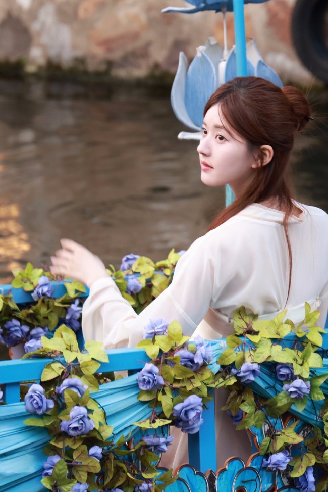 赵露思新剧杀青穿汉服乘小船游湖温婉动人