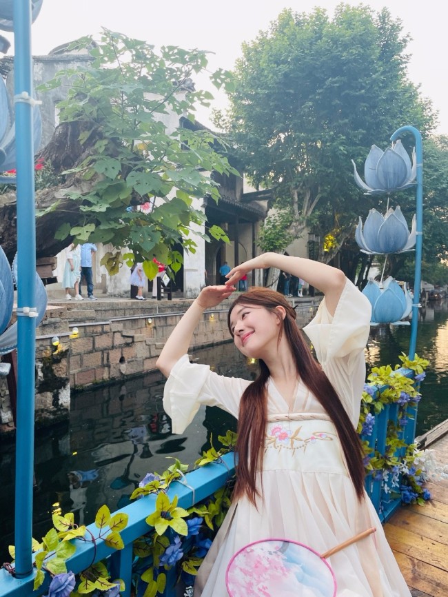赵露思新剧杀青穿汉服乘小船游湖温婉动人