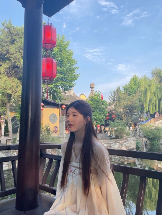 赵露思新剧杀青穿汉服乘小船游湖温婉动人