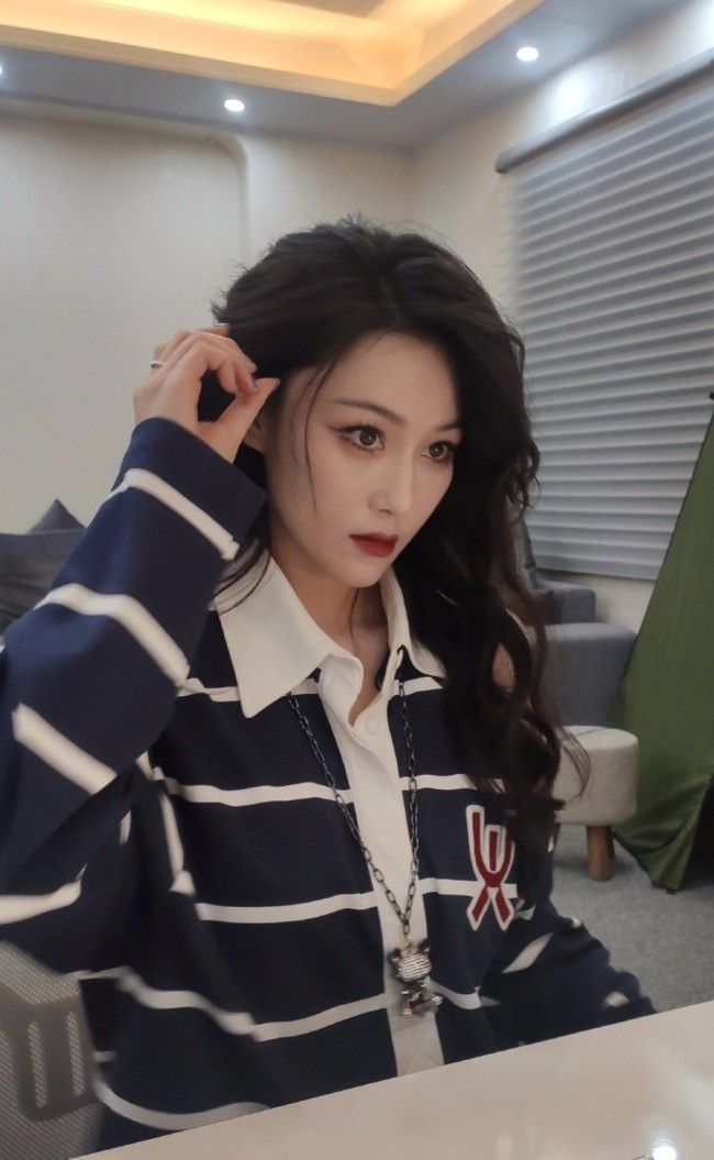 张馨予晒长发自拍慵懒迷人抹红唇妆容精致