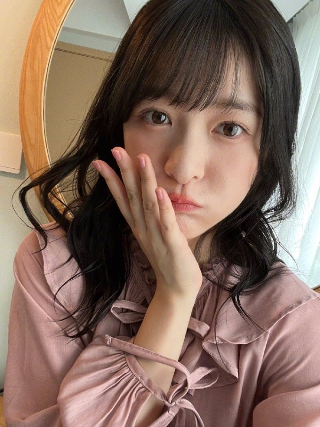 24岁徐娇玩自拍甜美可人对镜头嘟嘴捧脸卖萌