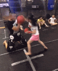 搞笑GIF：女孩子就应该从小学习拳击 保护自己！搞笑该