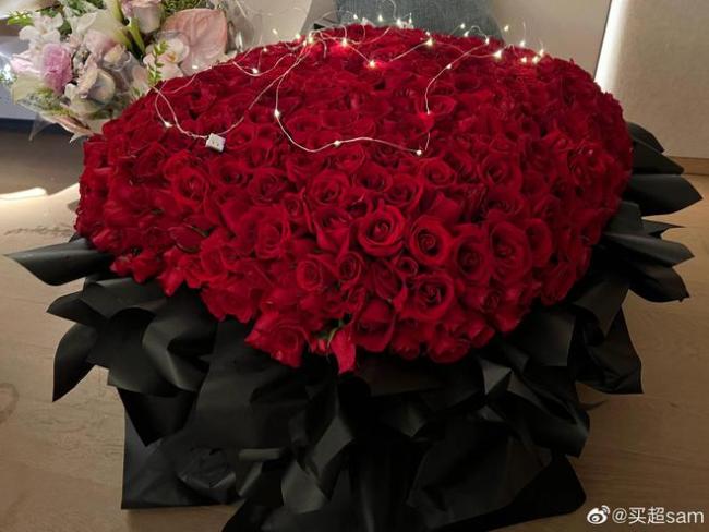 买超为老婆张嘉倪庆生 送超大束红玫瑰甜蜜告白