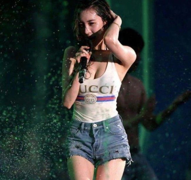 韩国女歌手内衣绑带意外松掉 表演期间险走光