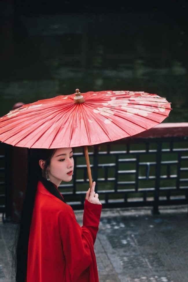 陈都灵红衣古装写真释出 撑红伞漫步美如画
