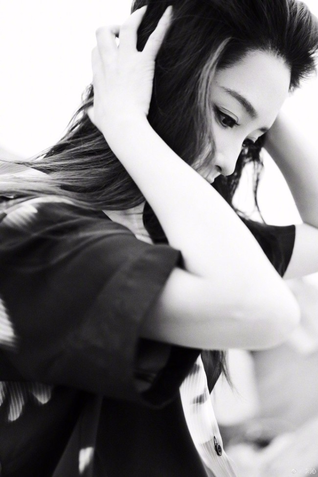 李沁黑白大片香肩微露眼神妩媚气质好温柔