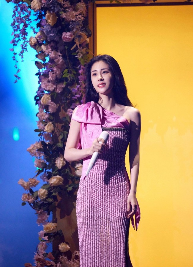 张碧晨八周年直播“回忆杀” 花式宠粉惊喜连麦