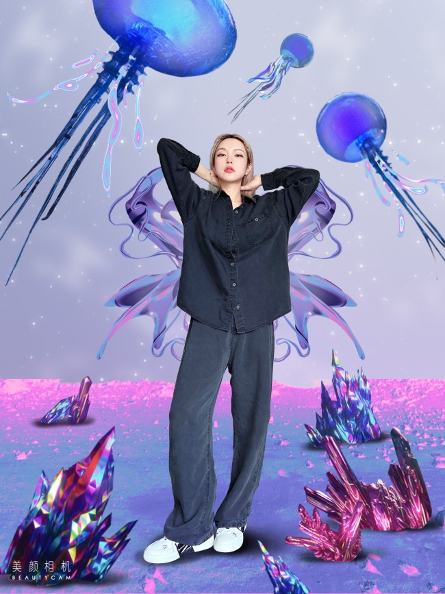 周扬青成“美颜相机颜宇宙特邀体验官” 在社交平台晒未来感大片