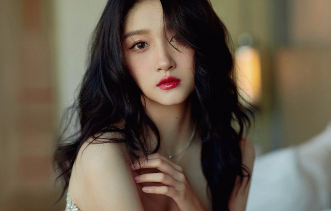 24岁关晓彤白色纱裙秀美腿对镜甜笑娇美可人2