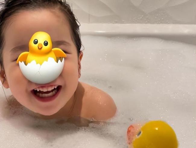 谢婷婷首度公开3岁女儿正面照长得像谢霆锋儿子