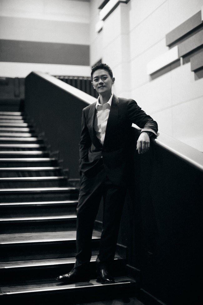曹骏曝光黑白西装写真光影流动中彰显绅士魅力
