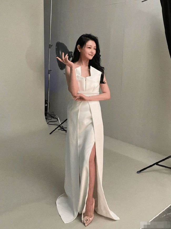 此前,大s的姐姐徐熙娴还晒出一组大s老公具俊晔的照片,当天具俊晔和