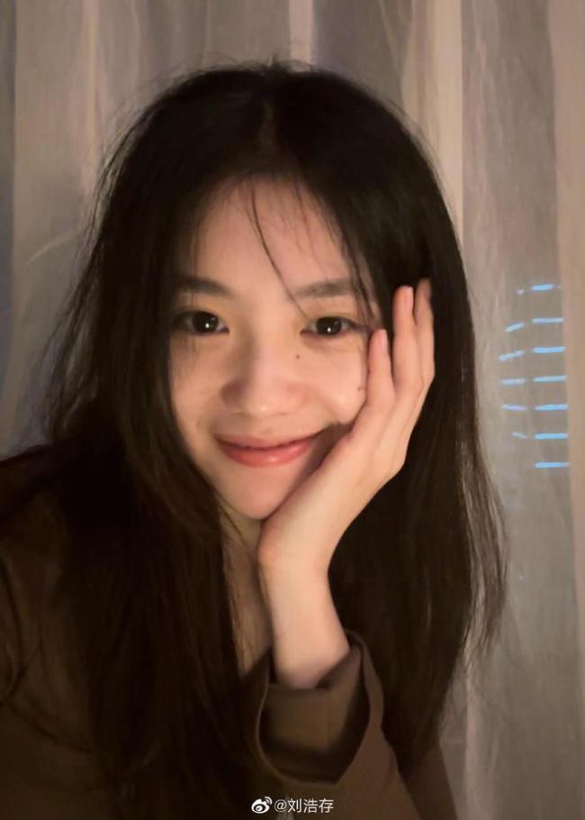 刘浩存晒四宫格怼脸自拍照 对镜比耶笑容好甜_娱乐频道_中华网