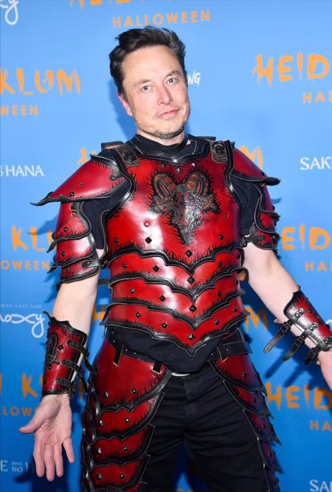 马斯克的这身红色盔甲,其实也是不便宜,就算是租赁也得1000美元,而