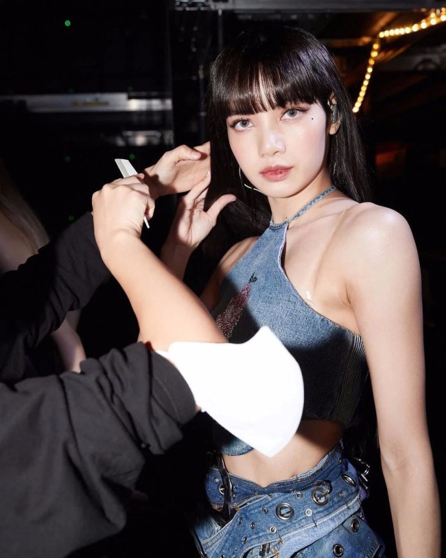 Lisa晒美照又甜又辣 穿舞台装细腰吸睛_娱乐频道_中华网