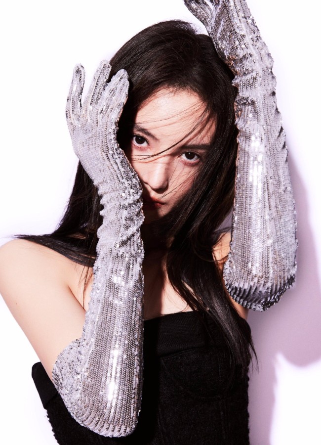 金晨黑银大片 穿抹胸黑裙大秀身材(4)