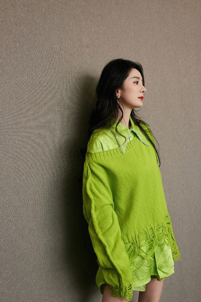 好腿!杨幂鲜绿色穿搭点亮寒冬 身材纤细秀大长腿