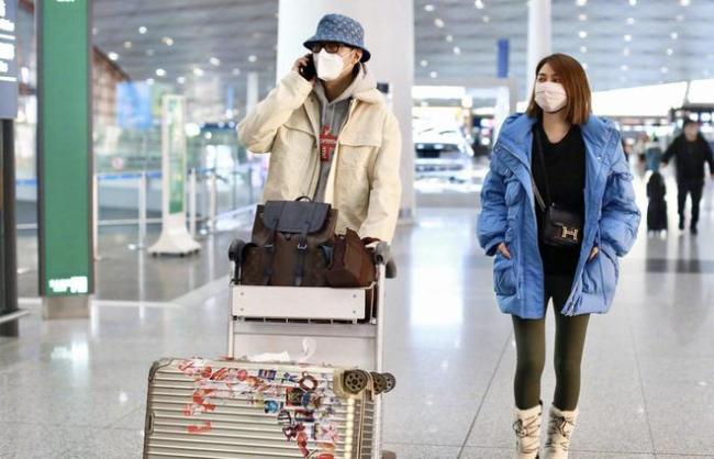 张丹峰洪欣夫妻合表现身机场 情感未受风云影响