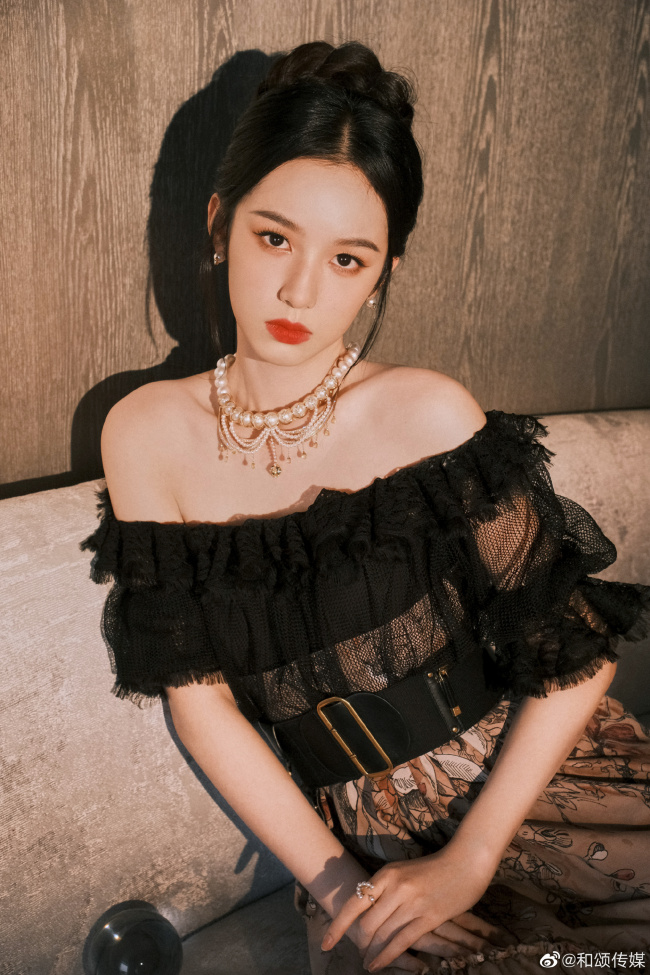 周也穿一字领裙露香肩妆容精致颜值超扛打