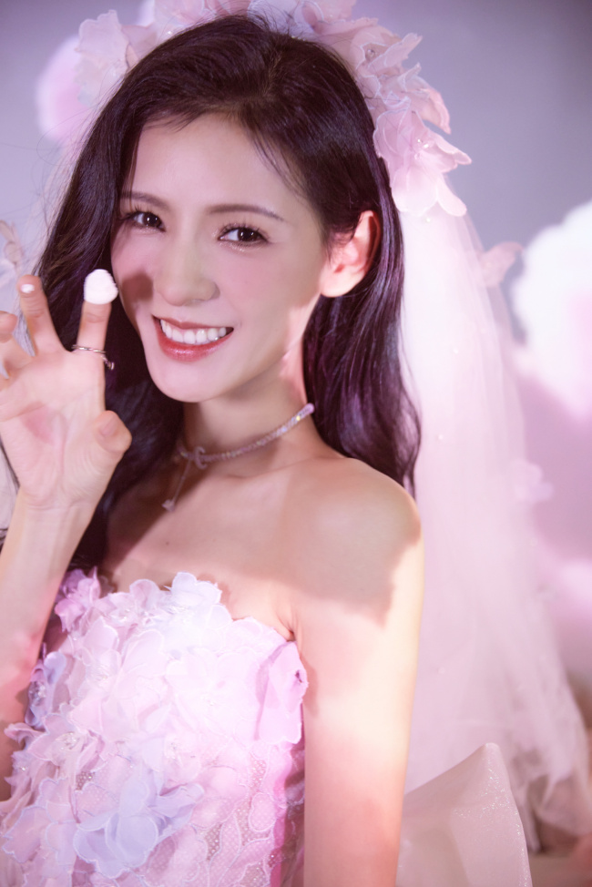 张予曦仙女风生日照 穿抹胸裙戴头纱很娇美_娱乐频道_中华网