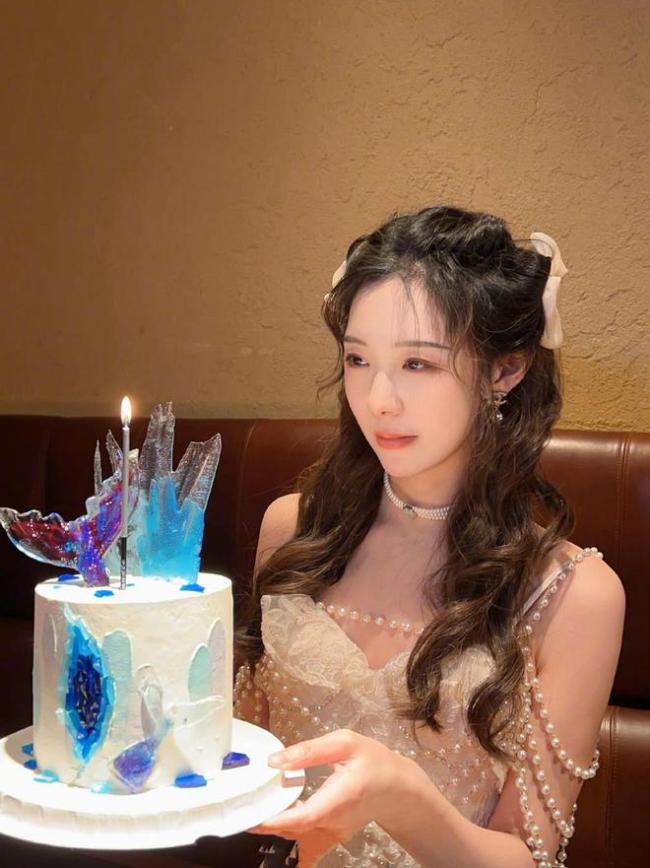 王思聰現身女網紅生日會 小15歲女友未在身旁