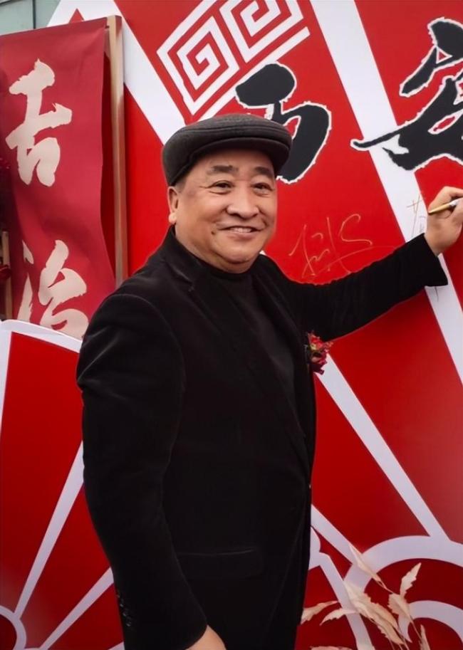 周群和姜昆合照引争议 被指举动不合体?_娱乐频道_中华网