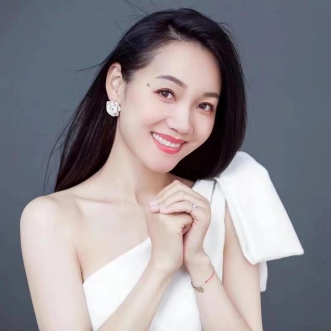 周群和姜昆合照引争议 被指举动不合体？_娱乐频道_中华网