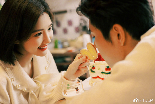 【恒悦首页登录平台】毛晓彤王子异拍情侣照 在厨房对视喂食超甜