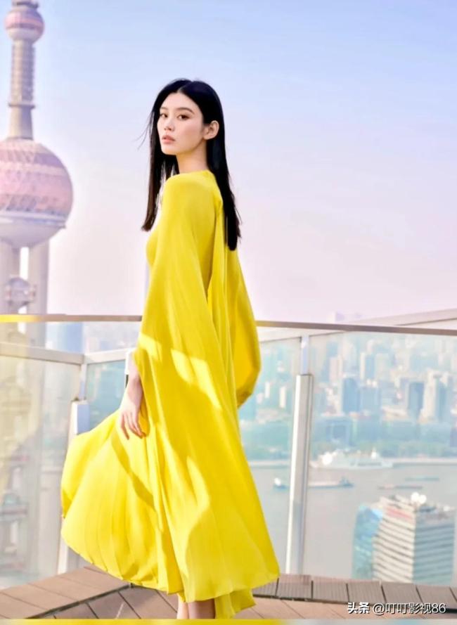 奚梦瑶黄色披肩长裙造型 不愧是超模，这气质  