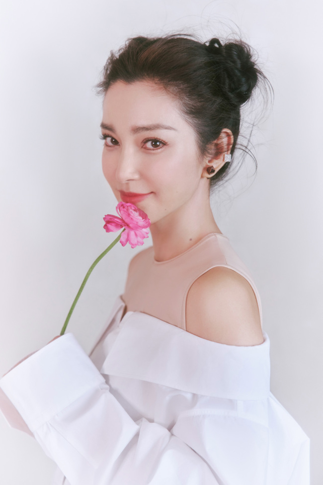 50岁李冰冰扎双丸子头太减龄 手拿鲜花人比花娇