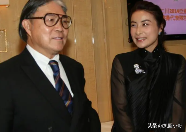 郭晶晶霍启刚出席晚宴 又洒了一波狗粮   