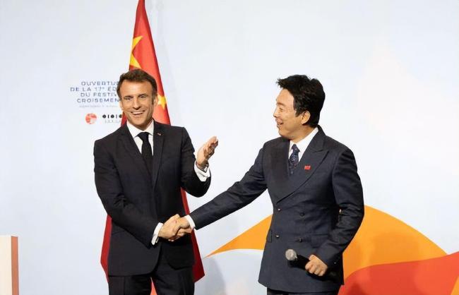 黄渤晒与法国总统马克龙合照 亲密握手引关注