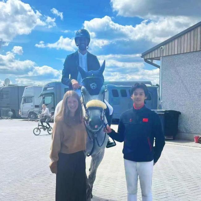 /Users/yangying/Downloads/Sports/图片视频物料/与盖茨家族成员 售卖马匹洽谈/WechatIMG5969.jpegWechatIMG5969