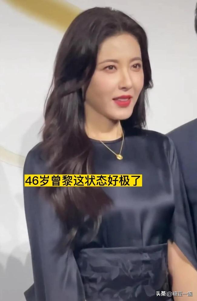  曾黎蓝色缎面长裙造型杀疯 不愧是是200年难遇的美女 